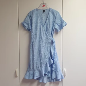 Sommarklänning - Omlott sommarklänning från Vero Moda, använt endast en gång.