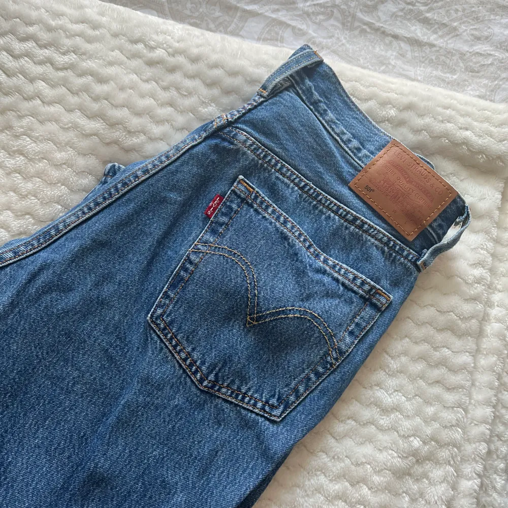 Jeans från Levi’s rak modell. Storlek W28 H30  Köpta förra sommaren men har använt fåtal gången.  . Jeans & Byxor.