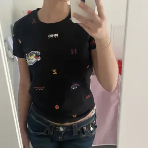 Kenzo tshirt i nyskick! Använd ett fåtal gånger men märks inte alls, storlek S men passar mig som har xs självklart äkta