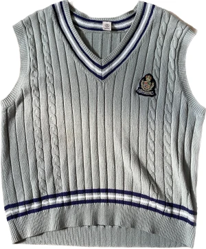 Väst  - Grön väst från Urban Outfiters. Asdyr från början. Ser på håll lite ut som en slytherin väst.