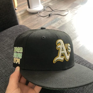 New era fitted keps - Keps från New era i storlek 7 1/8( 56.8 cm) laget är Oakland Athletics. Skriv för mer bilder👍PRISET KAN DISKUTERAS