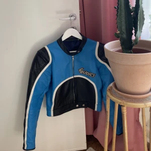Vintage Giudici -  Unik vintage mc jacka från giudici. Länkar den sida jag köpt jackan från. Jackan sitter supersnyggt på och är i mycket gott skick🌷storlek anger 48, jag säger ca stl 36/38  https://www.makerofjacket.com/shop/vintage-giudici-red-blue-white-leather-jacket