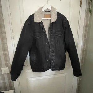 Svart Denin Jacka - En svart denim jacka med bomull på insidan. Väldigt bra isolerande material men inte för tjock för att använda under sommaren. Använd men i god skick. 