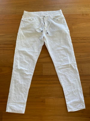 Linne/bomullsbyxor - Ett par knappt använda linnebyxor med inslag av bomull i väldigt bra skick