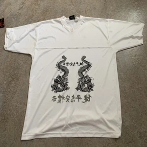 Oversized vit dragon tröja - En superfin oversized vit dragon tröja som passar till allt och sitter så fint!!😍 (Bara använts 2 gånger!)