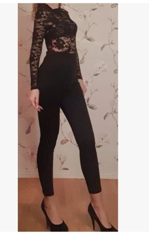 Jumpsuit - Jumpsuit från Boohoo stl XS,använd en gång i nyskick.