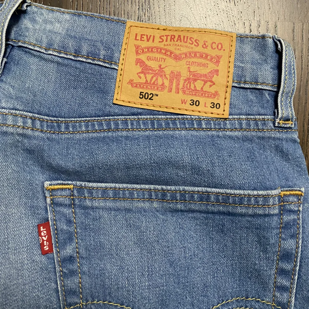 Ljusa Levi's jeans i storlek 30/30. Säljer då dom inte passar samt sitter lite tajt för mig. Köpta i Levi's affär.. Jeans & Byxor.