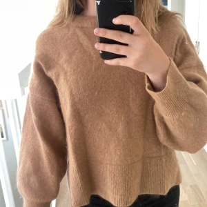 Stickad tröja - Stickad ulltröja i oversize modell. Storlek saknas men uppskattar den till xs