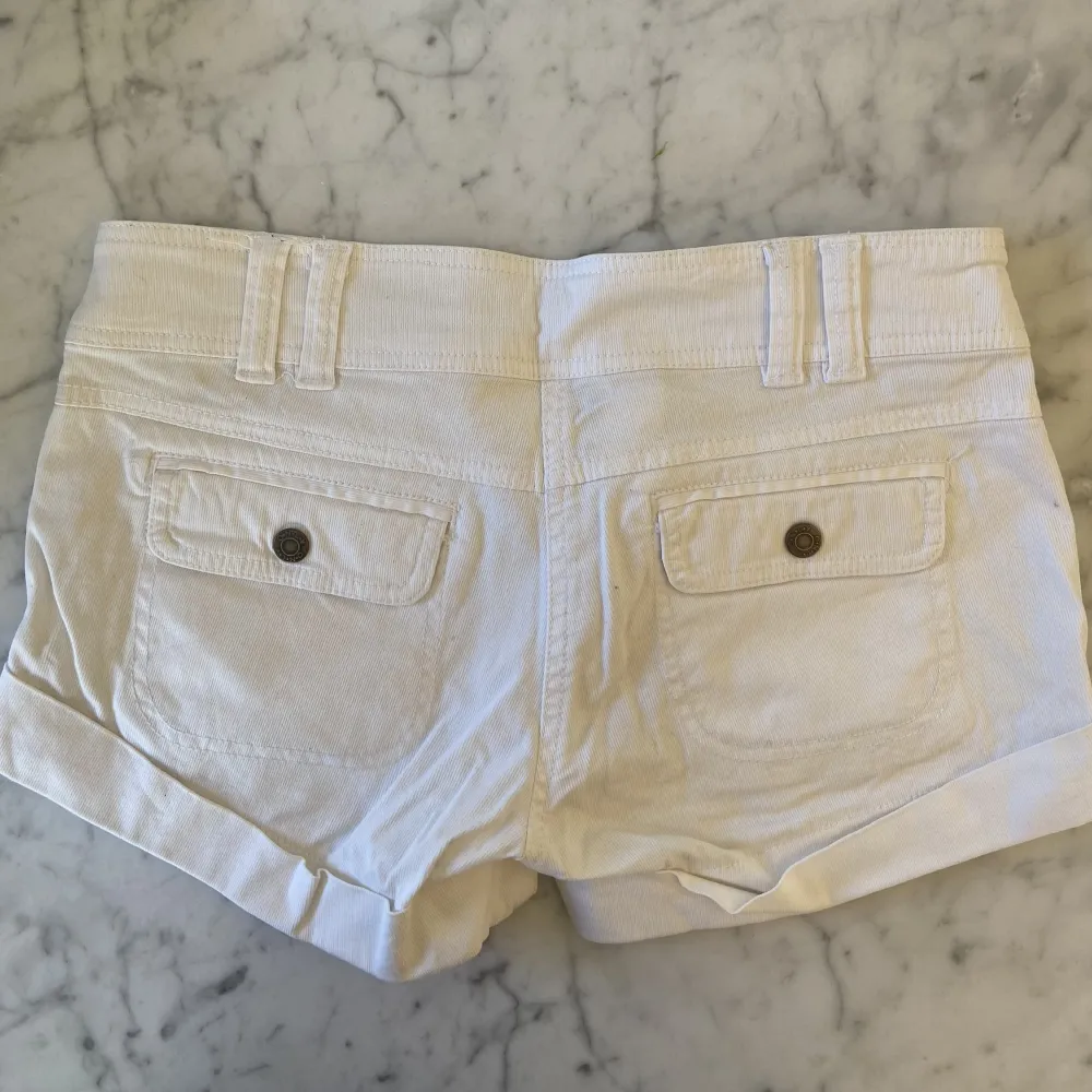 Vita lowwaist shorts från Only. Strl 36, passar mig med xs och 32-36 🫶🏽. Shorts.