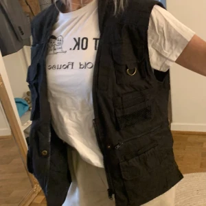 Svart tactical vest (eller typ fiskeväst), strl XS-M. Oanvänd - Säljer denna oanvända coola väst pga är inte så cool tydligen. Den har massa fickor och är väldigt skön