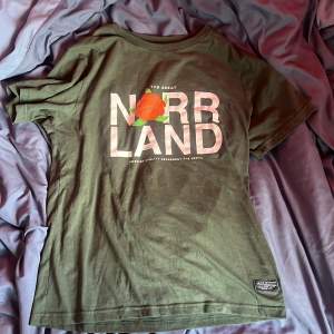 Grön Norrlands t-shirt, kommer ej till användning för mig, använd Max 5 gånger. Lite stor i storlek. 