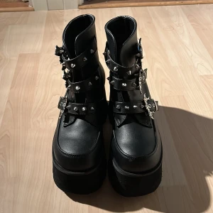 Demonias ankle boots - Storlek 39/40, har använts några gånger, ord. pris är 1 600kr och dem är i ett bra skick, dem används bara inte längre.