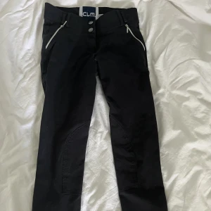 Ridbyxor CRW - Svarta ridbyxor från CRW storlek 34. Använda fåtal gånger. 