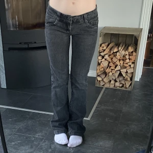 ONLY gråa jeans  - Gråa bootcut jeans från Only men så sjukt snygg färg/tvätt. Midjan är väldigt stretchig och är mellan 78-84 cm, innerbenslängden är 78 cm! 