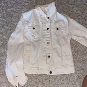 Jeansjacka - Säljer en så SJUKT snygg jeansjacka från zara i storlek 164, 13-14 år. Den är nästan helt oanvänd och säljer för billigt pris! 