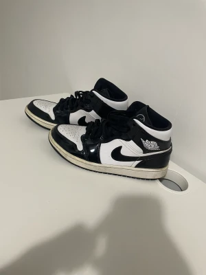 Air Jordan 1 Mid  - Jordan 1 Mid’s i hyfsat bra skick. De är köpta på Stadium Goods (USA). Kvitto finns på Mail. Sulorna går att rengöras med klorin men är ej något jag står för. Priset kan sänkas någon hundring vid en snabb och smidig affär.