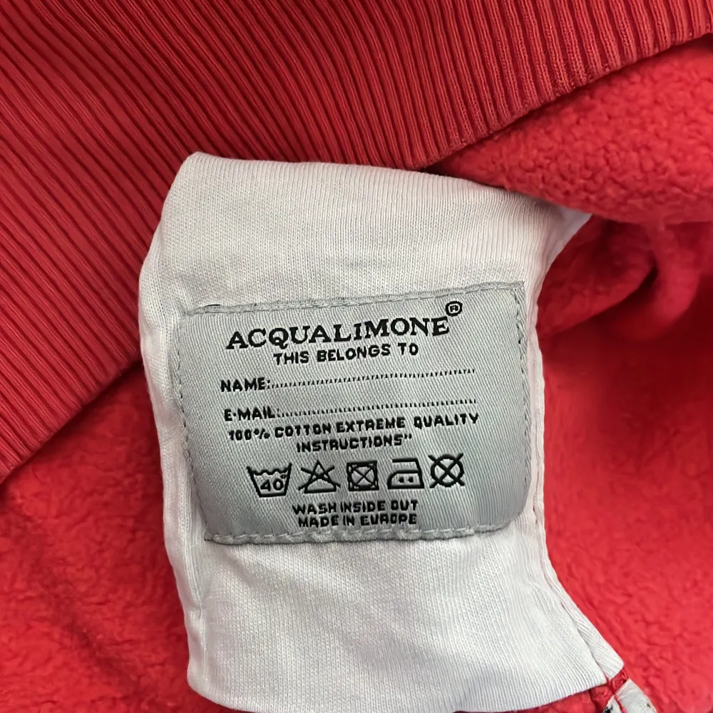 Säljer nu denna Acqua Limoné sweatshirten som endast är använd några gånger🍋 Storlek S Skick 9/10 Nypris cirka 1100kr. Hör av er vid frågor🌟. Neuletakit & Villapaidat.
