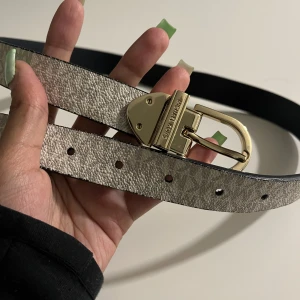 Michael kors bälte  - Fick i present men aldrig använt! Bältet har två sidor och går att vända o används både mönster och det enfärgade. Nypris ca 700kr