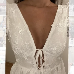 STUDENTKLÄNNING  - Slutsåld studentklänning från showpo med alla lappar i kvar och endast provad 🤍 pris kan diskuteras 