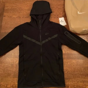 Nike Tech Fleece Svart - svart Nike Tech Fleece i storlek XS köpt på mall of scandinavia. Aldrig använd pga fel storlek.