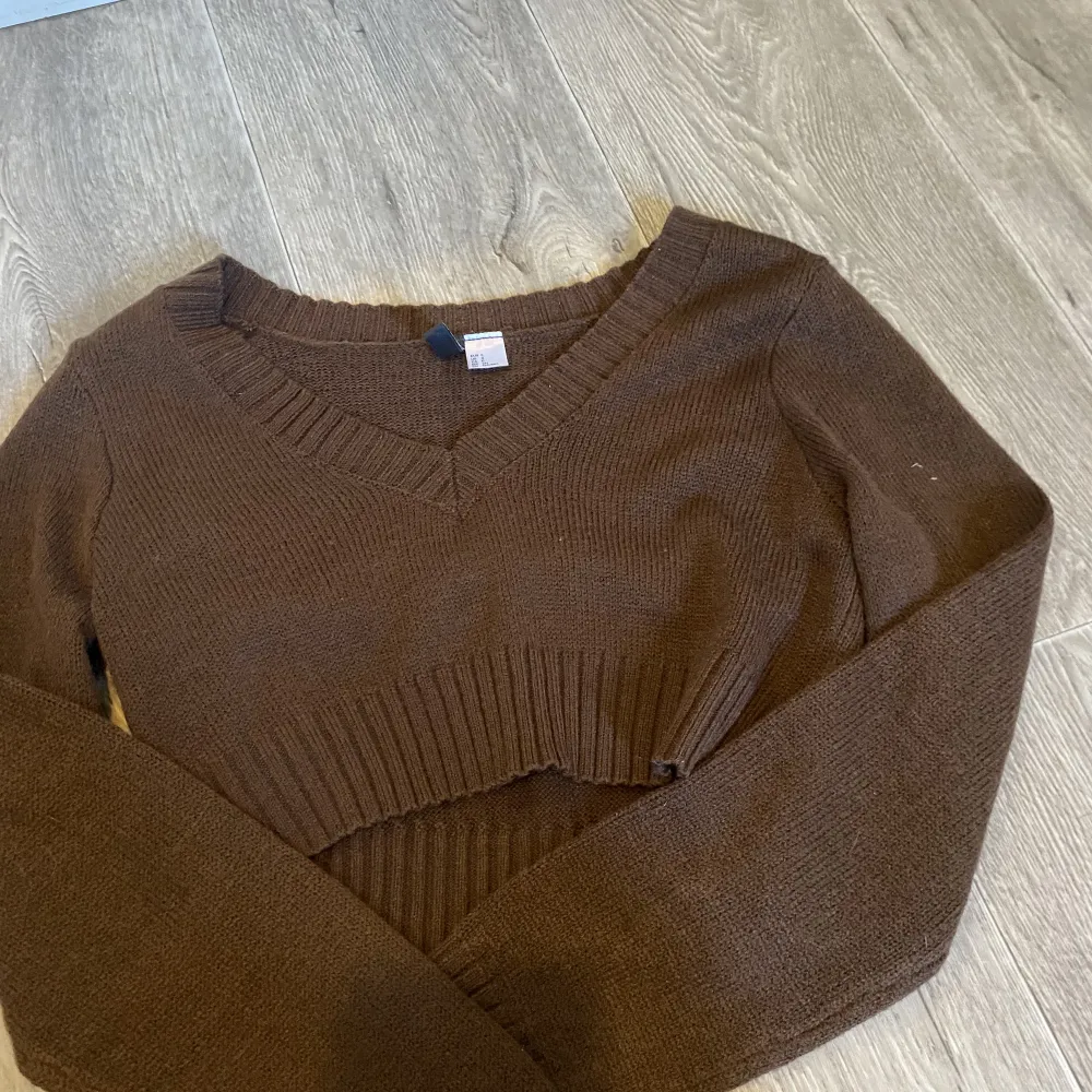 Brun ”stickad” tröja från H&M Vill du ha fler bilder är det bara att fråga.🤎. Toppar.