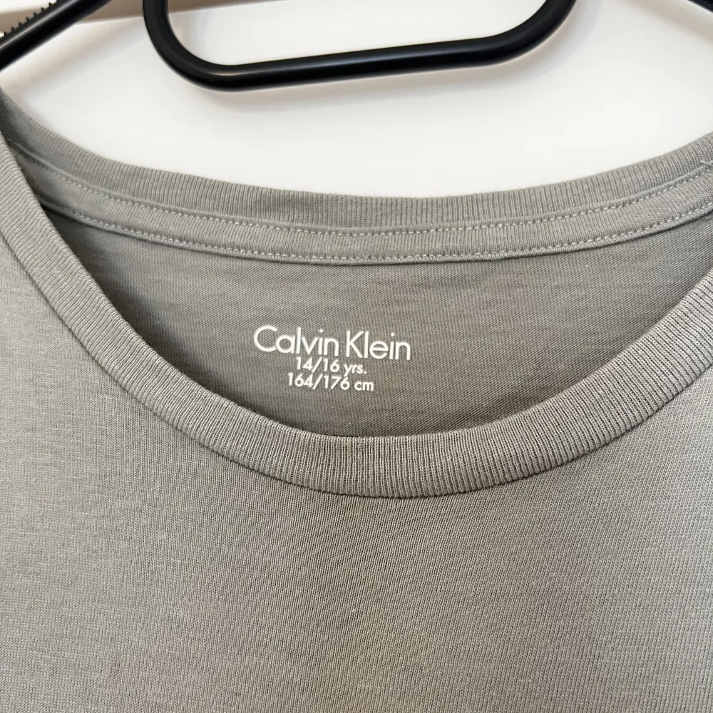 Grå tshirt från Calvin Klein. T-shirts.
