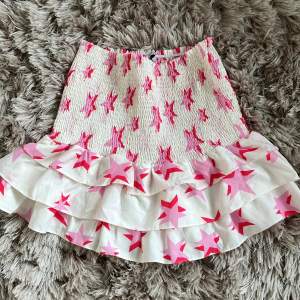 super fin kjol perfekt till sommaren Köpt på Plick och va lite förstor så därför säljer jag💗