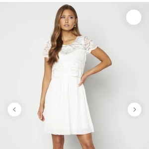 Studentklänning - Säljer denna studentklänning från Happy Holly (köpt på Bubbleroom) då den aldrig kom till användning förrförra året på min student. Nyskick och prislapp kvar  Storlek 36/38 Nypris 449 kr Säljer för 100kr + frakt 