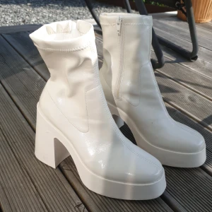 Vita platåskor  - Jättesnygga platåskor/pumps från Asos. Använda en gång, lite defekter bild 2.  Storlek 40 men passar 39 🌼🌼