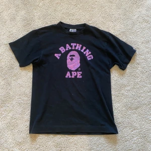 Vintage BAPE tröja - BAPE t-shirt Skick : Väldigt bra knappt använd Storlek : Medium Bra passform