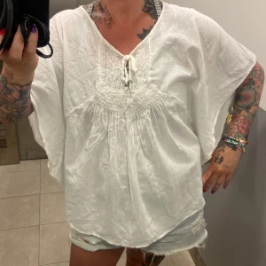 Vit blus - Världens skönaste sommar blus🤍 Från Kappahl. Minns dock ej stl, men skulle säga M/L Den är luftig. Använd men fint skick.