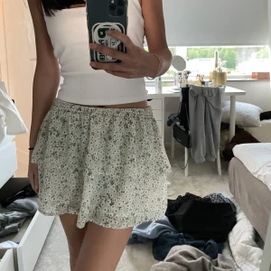 Kjol - Somrig och supergullig kjol nu till sommaren! Använd fåtal gånger🫶🏼