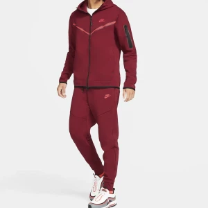 Nike tech set  - Säljer detta snygga Nike tech setet som varsamt använts. Priset går att diskuteras. Går att köpa delarna separat också för 500 kr/st. 