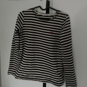 Randig tröja - En superfin randig tröja från Carin Wester💗köpte för 399kr! storlek xs men passar även en s SKRIV TILL MIG INNAN DU KÖPER!