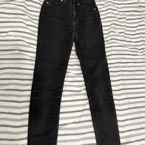 Svarta jeans från lager 157 som heter ”snake” 