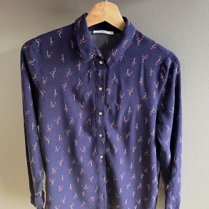Flamingo skjorta  - Super söt mörkt blå skjorta med pink flamingos! Från Esprit. Väldigt skönt material (viskos). 