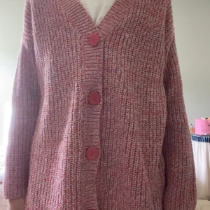 Rosa kofta  - En jätte mysig och fin ros kofta som jag tyvärr inte har använt så mycket och tagit upp mycket plats i min garderob. Är i storlek 140 men ändå väldig stor!