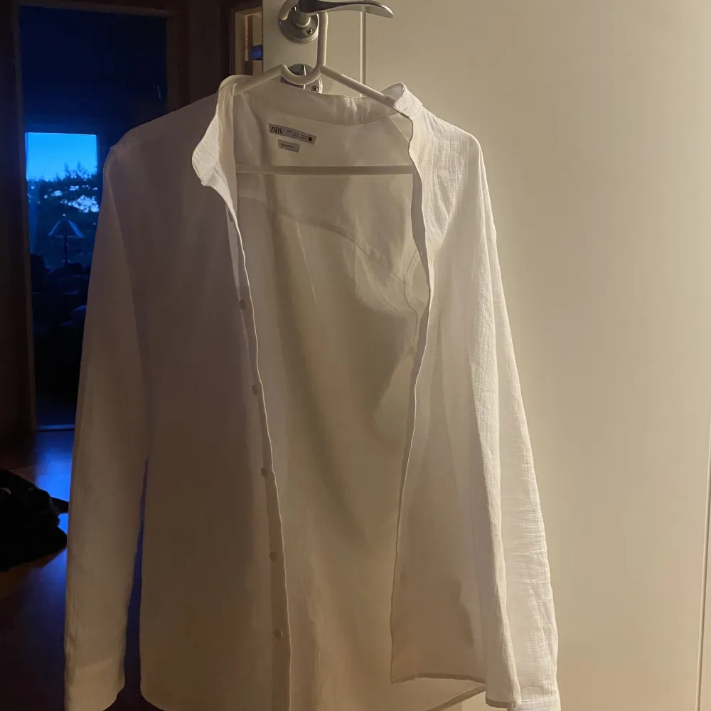 Säljer min vita linne skjorta. Skjortan har inga fel på sig och är helt ren. Tar även byten🙌. Skjortor.