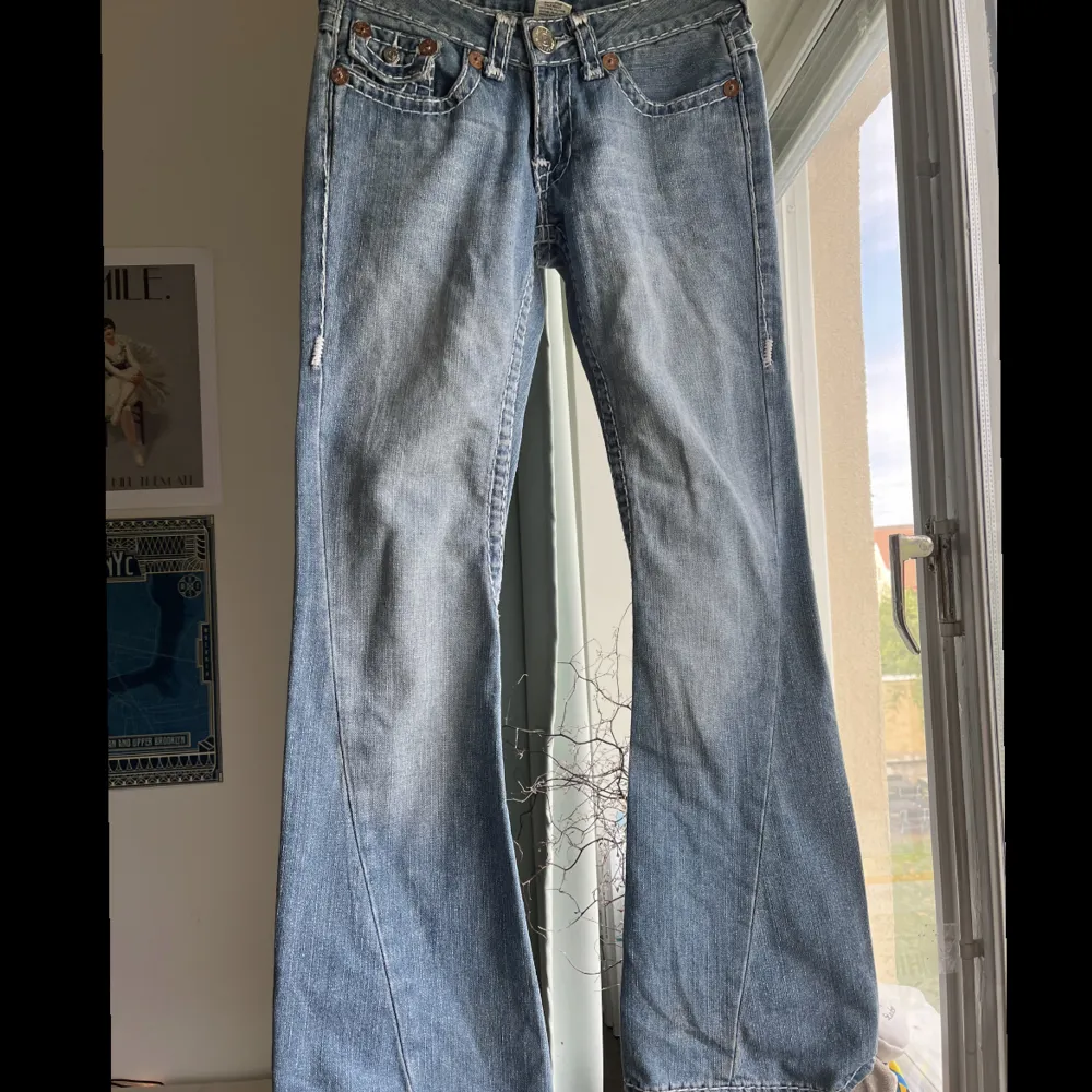 Världens finaste True Religion Jeans som tyvärr blivit för små för mig💙W27 och är lite långa på mig som är 165. Dragkedjan på dom är sönder men jag har haft dom ändå med en säkerhetsnål❤️❤️Modellen heter Joey super T❤️. Jeans & Byxor.