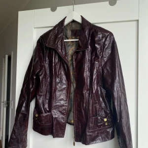 Skinnjacka - INTRESSEKOLL på denna SKITBALLA vinröda skinnjacka! Köptes på Humana för några månader sen & helt oanvänd av mig. Om intresse finns tar jag inte emot bud under 600kr!💋 (kom ihåg endast intresekoll) uppskattar att den passar bäst på S-M