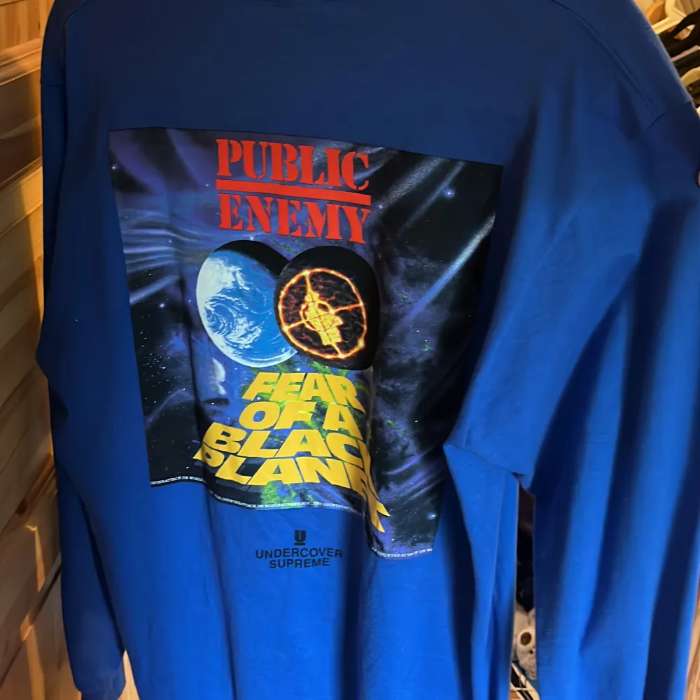 Säljer nu denna tröja från supremes collab med undercover och public enemy, droppet var för ett antal år sedan. Tröjan är köpt i supremes butik i London och är i princip aldrig använd. Endast en gång, därför finns inga defekter på trycket eller tröjan.. Tröjor & Koftor.