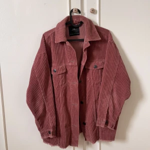 Manchesterjacka/overshirt - Jacka i manchester från Zara. Oversized.  Sparsamt använd. Bra skick!