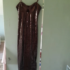 Klönning - Pris i butiken 1000