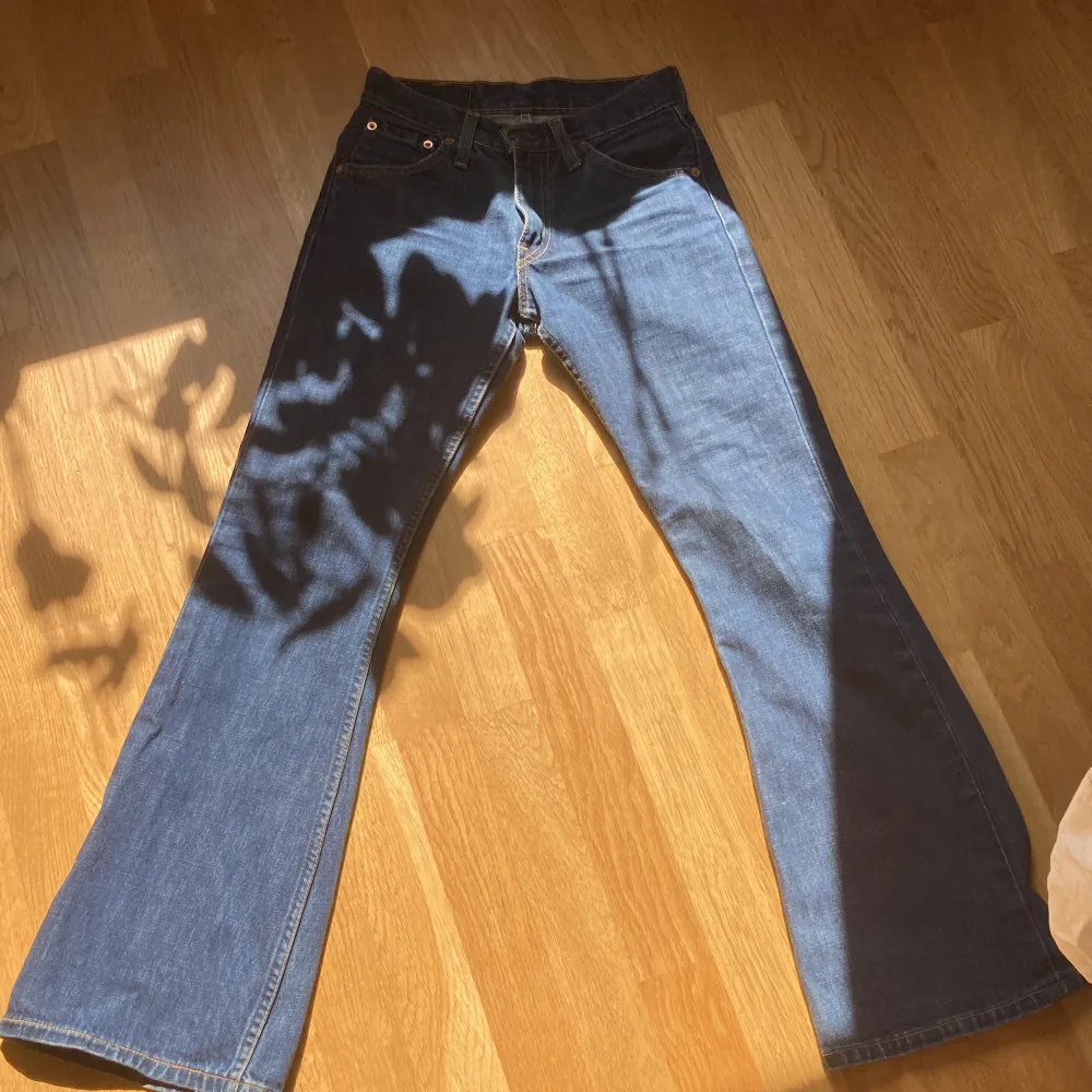 Ett par jätte snygga låg midjade Levi's jeans som tyvärr är för små för mig🌸26 i midjan och 32 i längden🌸. Jeans & Byxor.