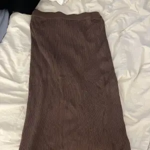 Lång kjol från lager 157. Aldrig använda , kommer ej till användning för mig därför säljer jag dom nu.  De har en slits bak. 