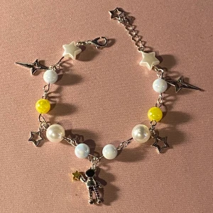 Astronaut aemband - (TRYCK INTE PÅ KÖP NU) Armband inspirerat av rymden som jag gjort själv :) matchande örhängen går att göra. 15kr frakt 