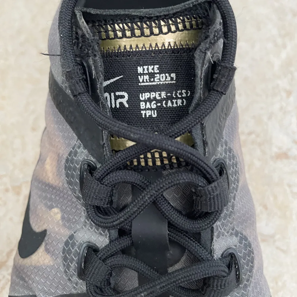 Nike air Max 2019. Svart och guld färg, är använde men me det finns inget fel med de och de fungerar bra utan problem.. Skor.