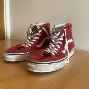 Vintage 90-tals Vans strlk 41 - Riktigt feta Vans med Manchester-tyg, vintage från sent 90-tal men ändå riktigt bra skick 😍 Dessa passar både storlek 41 och 42👍