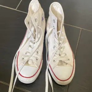 Rena och fina vita Converse i storlek 37.5!