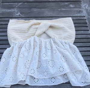  Zara topp - Axelbandslös topp från Zara. Säljes pga att den är för stor på mig🥰 Hör av er vid minsta lilla intresse!❤️